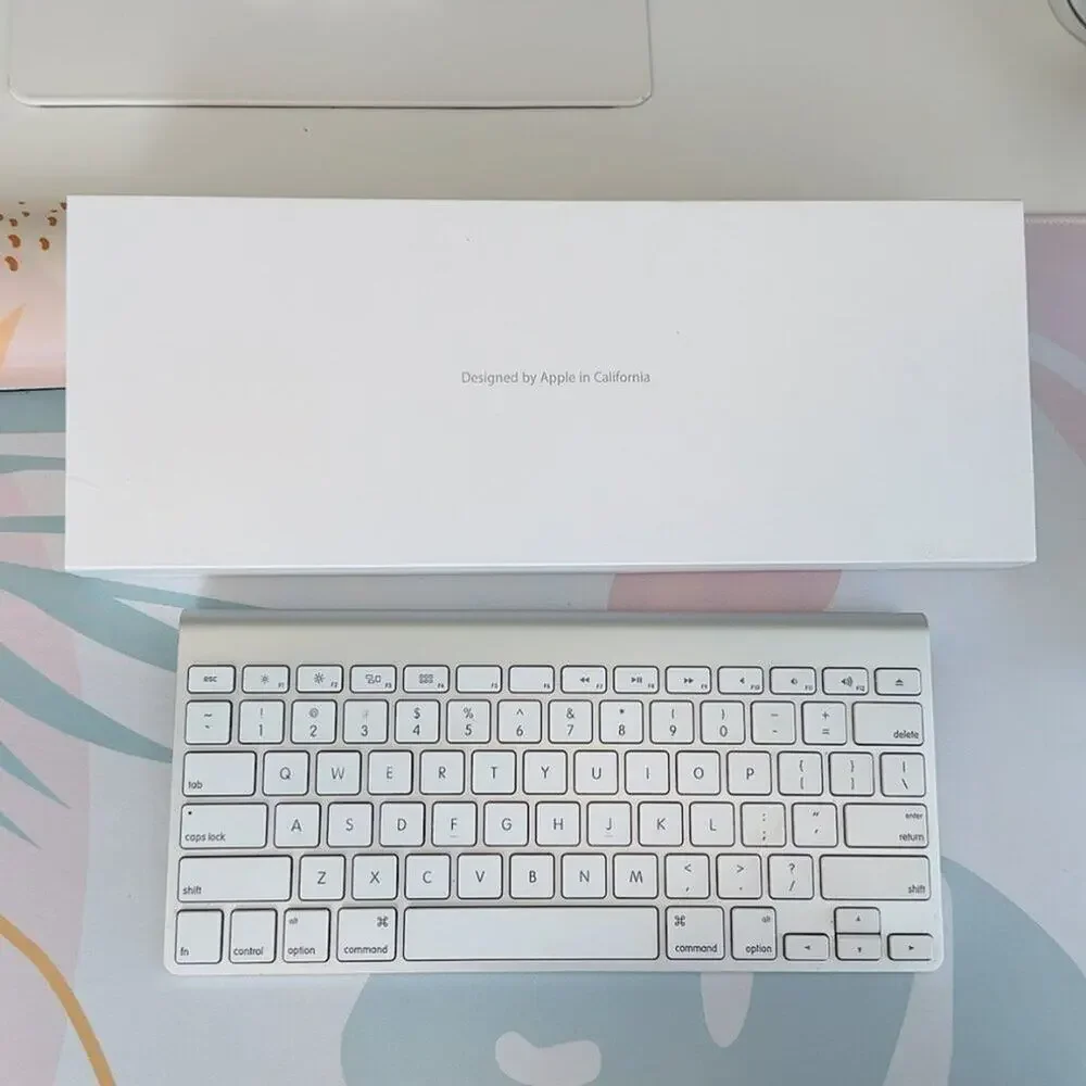 Apple Wireless Bluetooth Keyboard Silver White Silver A1314 MC184LL/A with Box